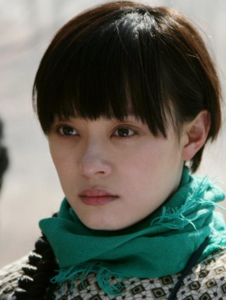 其实,孙俪早年长发齐刘海的造型还是很温婉的,女人味十足,但跟霸气