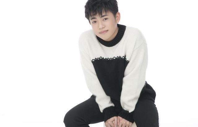 洪剑涛跟儿子小红袄一同朗诵为武汉加油感情真挚几度哽咽