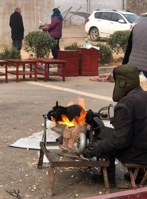 农村大集上的老式手摇爆米花,勾起几代人的童年记忆