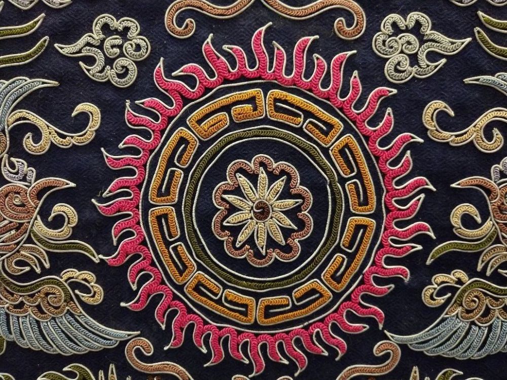 彝族刺绣上的颜色和图案都有什么意义?_腾讯新闻