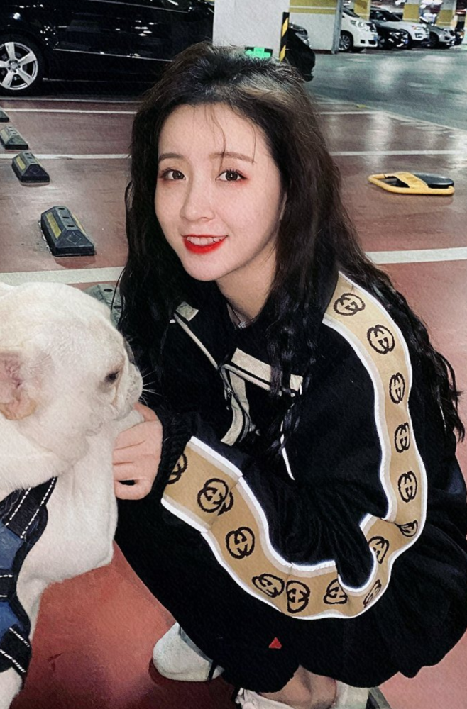 莉哥消失一年后频繁的更新生活照离开了滤镜差点认不出