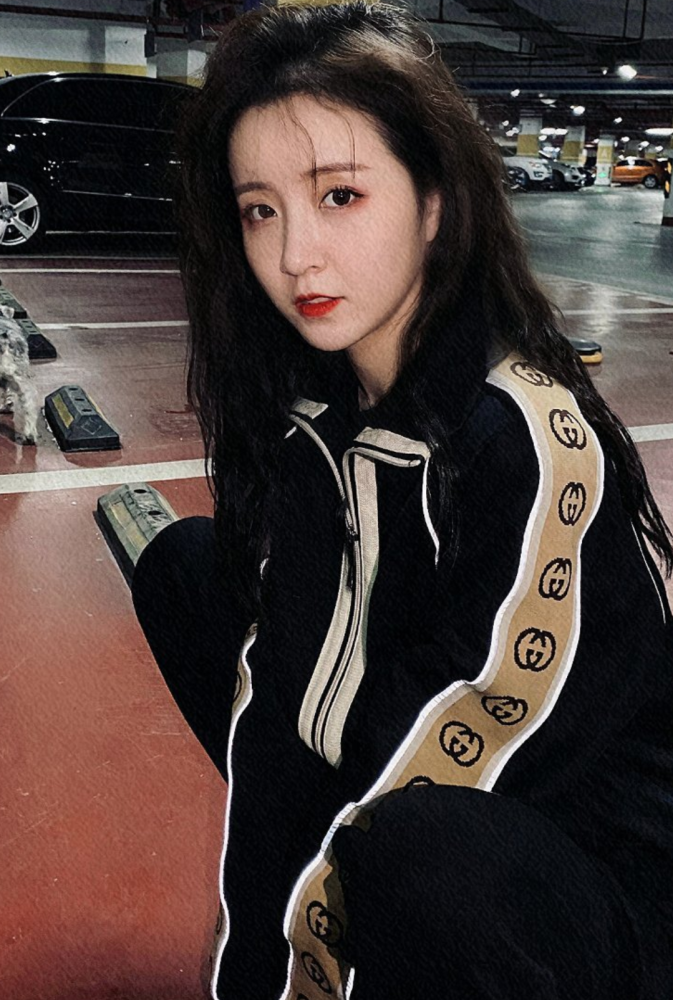 莉哥消失一年后频繁的更新生活照离开了滤镜差点认不出