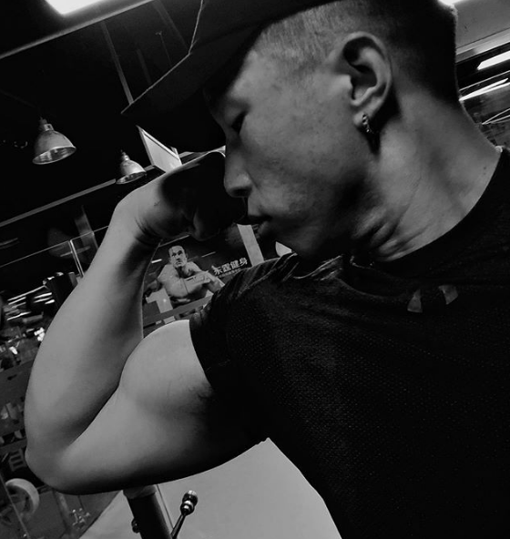 烧饼发文预告开办健身网课张鹤帆现身说法容易练废