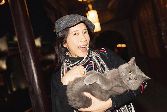 莫文蔚素颜照曝光,不修边幅一脸暗黄,50岁犹存少女心