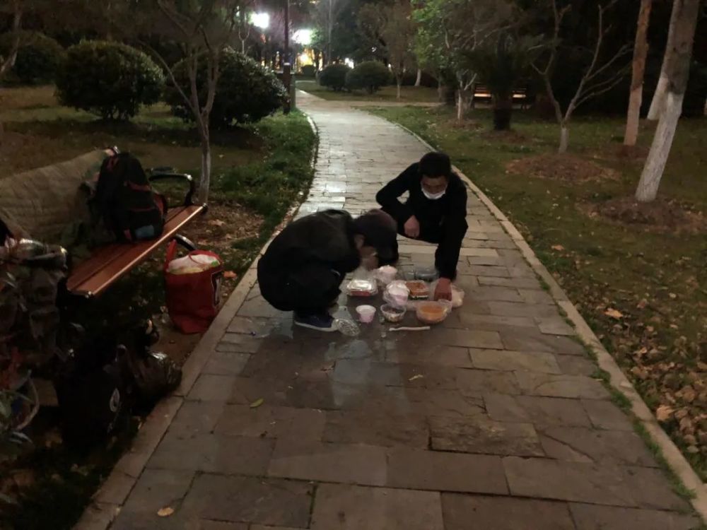 我在武汉街头入睡，请别对着我的被子浇水（组图） - 5
