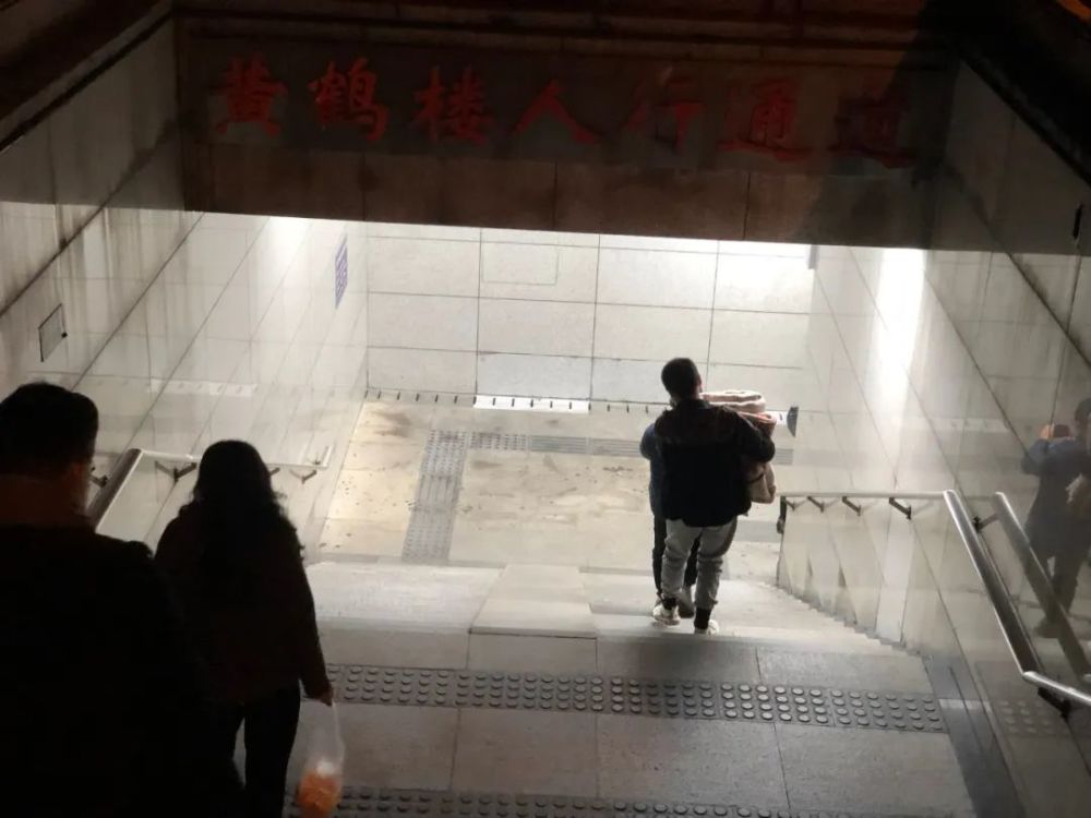 我在武汉街头入睡，请别对着我的被子浇水（组图） - 6
