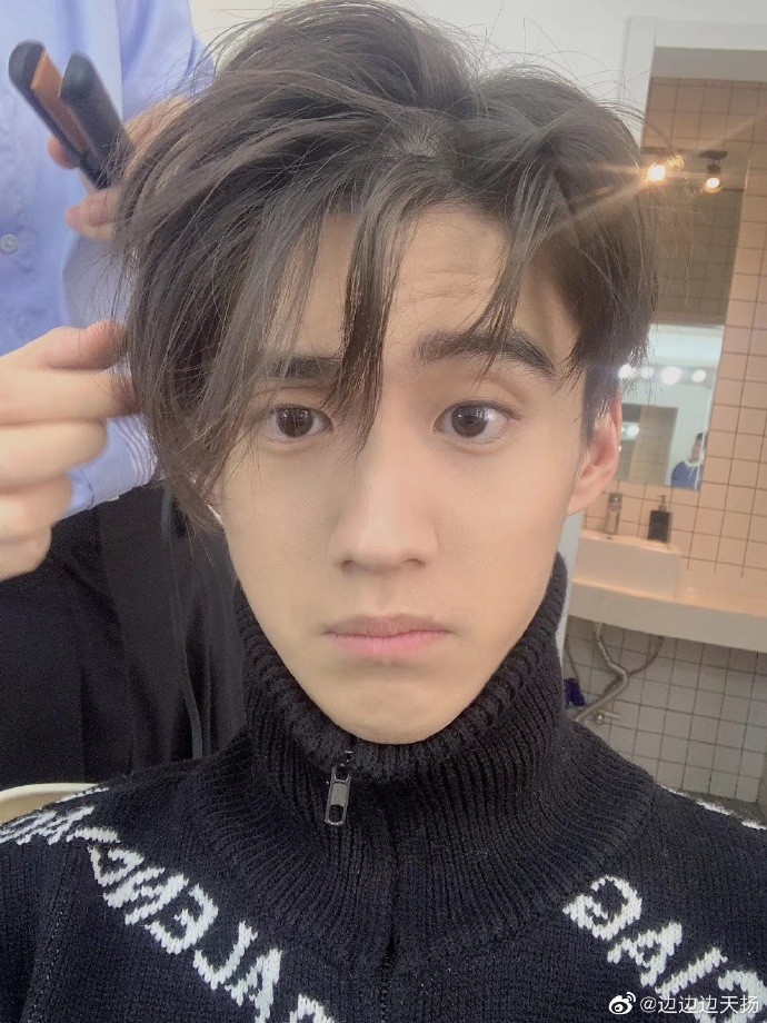 边天扬晒宅家发型照 网友:又一个流星花园boy!