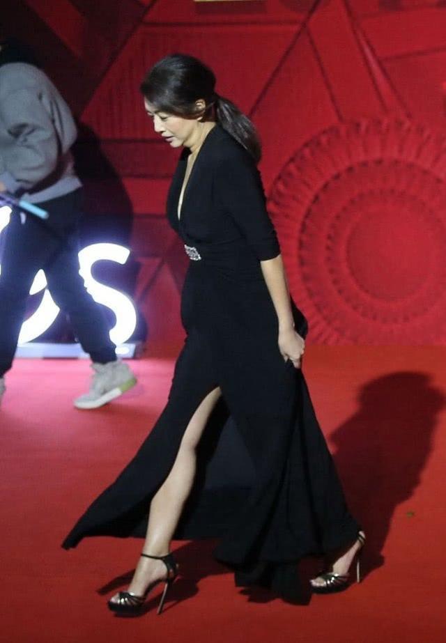 52岁江珊大胆敢穿,深v高开叉裙性感妖娆,淡妆温柔嫩出水