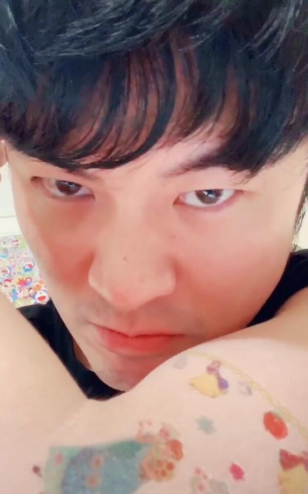 网友纷纷猜说:"一定是安姐的杰作纹身贴吧"……想都不用想,一定是陈赫