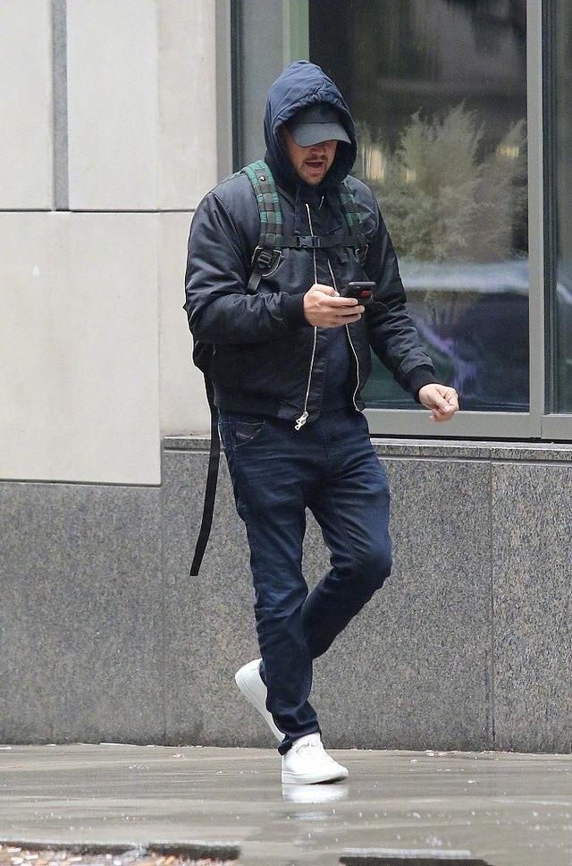 莱昂纳多穿衣太低调被路人聊了半天没认出热心的像个李大爷