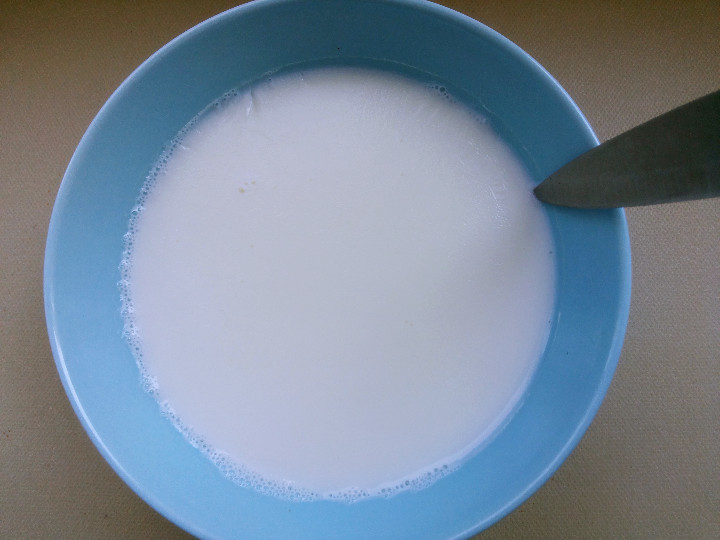 如果蛋奶液中有气泡和奶沫就用勺子撇去.