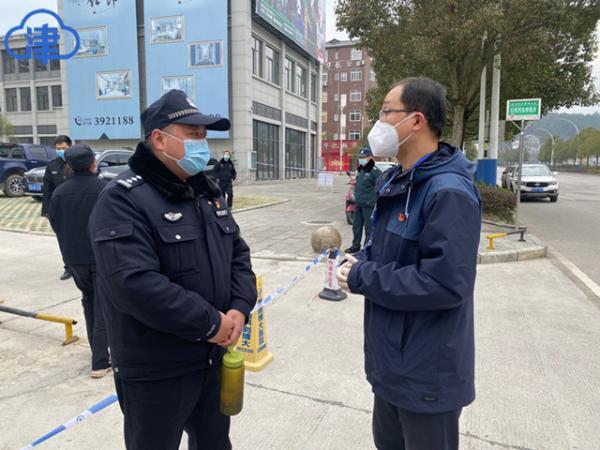 "吴忠海笑着说,不过由于妻子同是医护人员,对他的驰援工作很是理解.