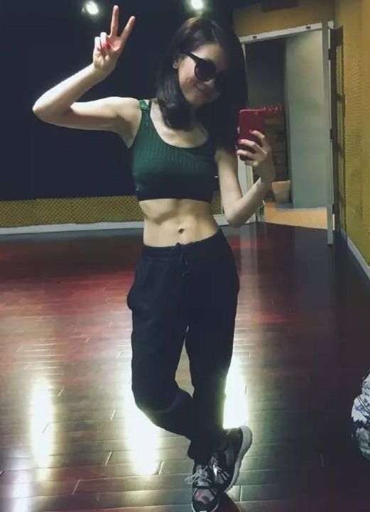 32岁刘亦菲秀腹肌,我服了