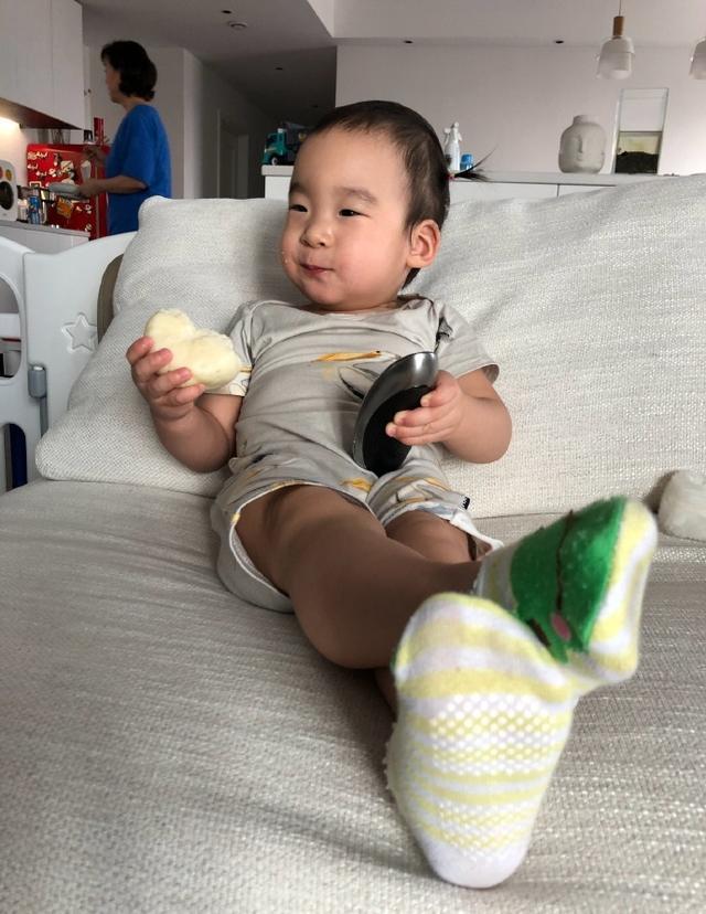 叶一茜公布森碟身高只有158cm吴京儿子翘二郎腿看电视引爆笑