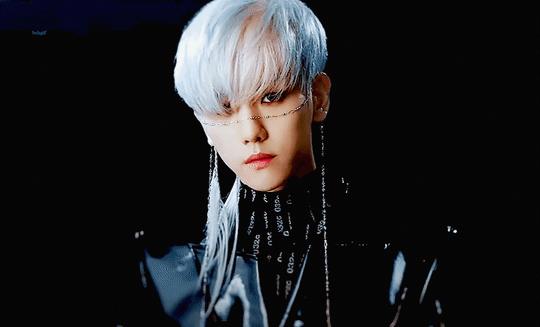 走在时尚前沿的exo 伯贤魅惑 左叶边伯贤仿妆,努力完成舞台,致敬前辈