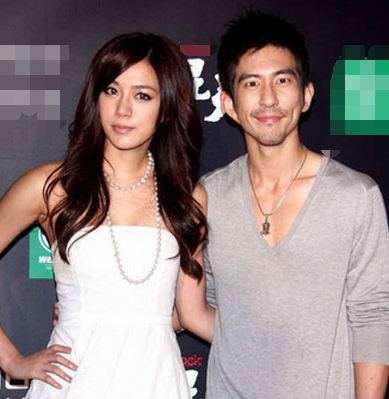 王思平和贾静雯老公修杰楷曾有过一段情,两人因拍摄《混混天团》擦出