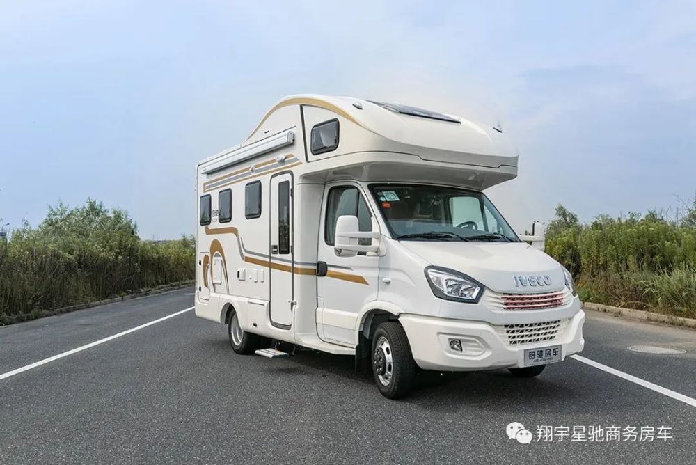 旅行家版-双拓展房车打造与众不同的"两室一厅"