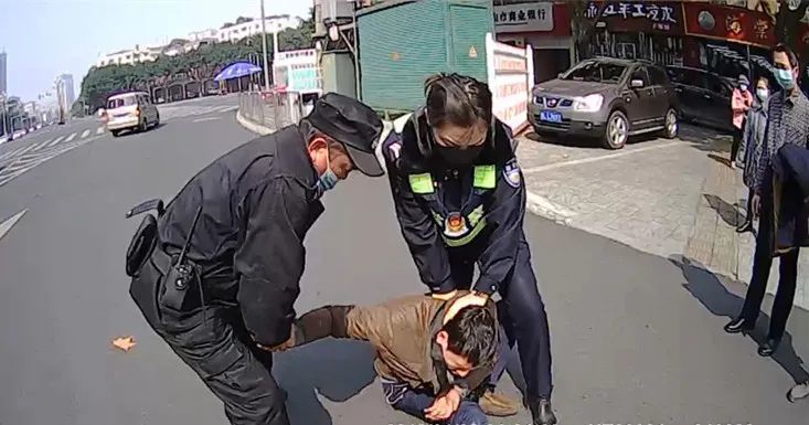 乐山女交警街头擒贼,小偷吐口水报复!