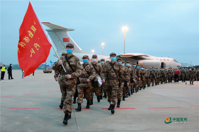 黄文杰和战友从广州白云机场赶赴武汉抗击疫情一线.林铎 摄