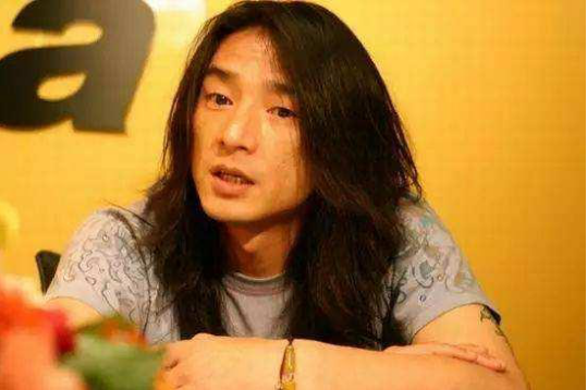 昔日是唐朝乐队主唱红遍大江南北如今沦落到在家烙煎饼