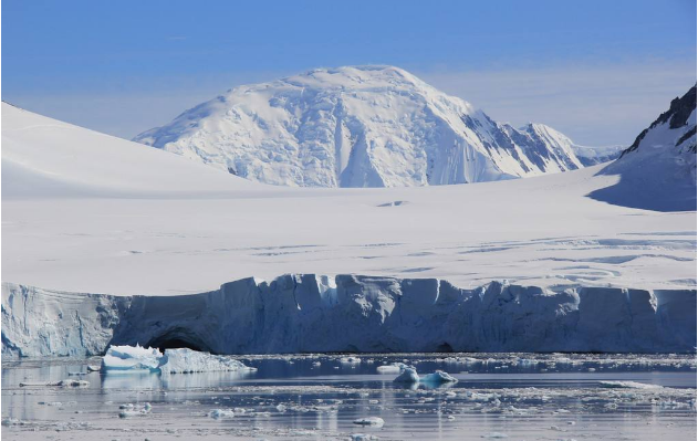 南极冰川突然变成红色,网友称是奇观,科学家却担心的夜不能寐
