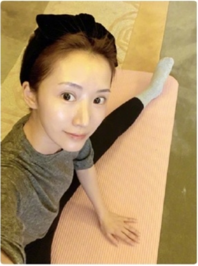 阔太李念晒素颜健身照皮肤白皙身材好少女感满满