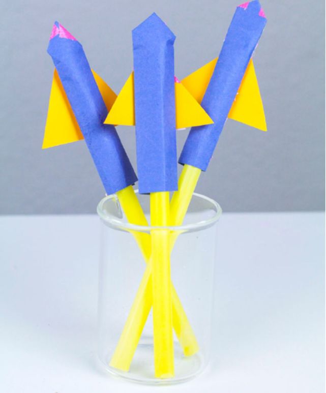 制作小火箭都需要什么?我们一起看看吧:准备材料:彩色卡纸