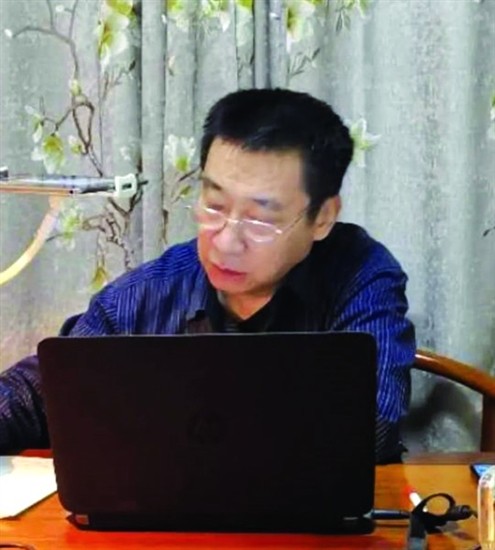 刘建宇老师为学生答疑解惑在三尺讲台上耕耘了39年,61岁的刘建宇本可