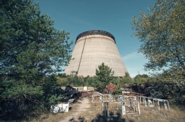 军事基地的高塔,那其实就是在切尔诺贝利核电站附近的俄罗斯duga