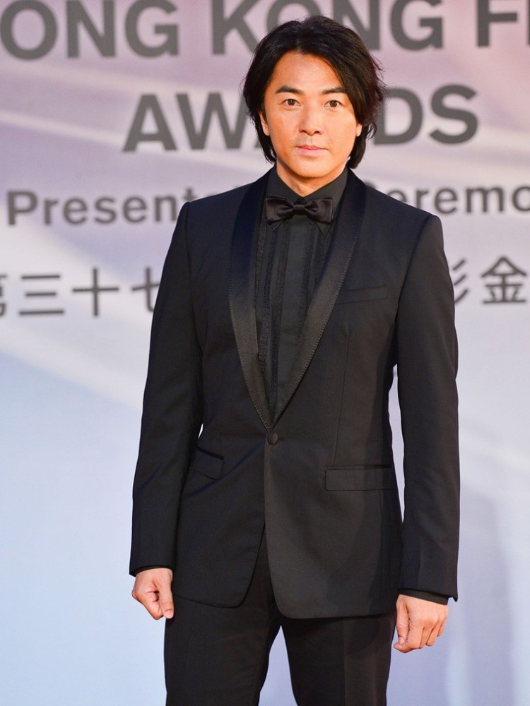 郑伊健蒙嘉慧穿情侣装出游结婚7年恩爱如初坚持丁克迄今无子