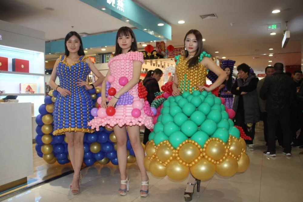 女模特只穿"气球"走秀,不料气球泄气,下一幕观众无法淡定!