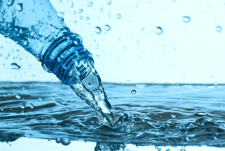 车里暴晒后的水还能喝吗?每天要喝八杯水?臭氧水可以治病?