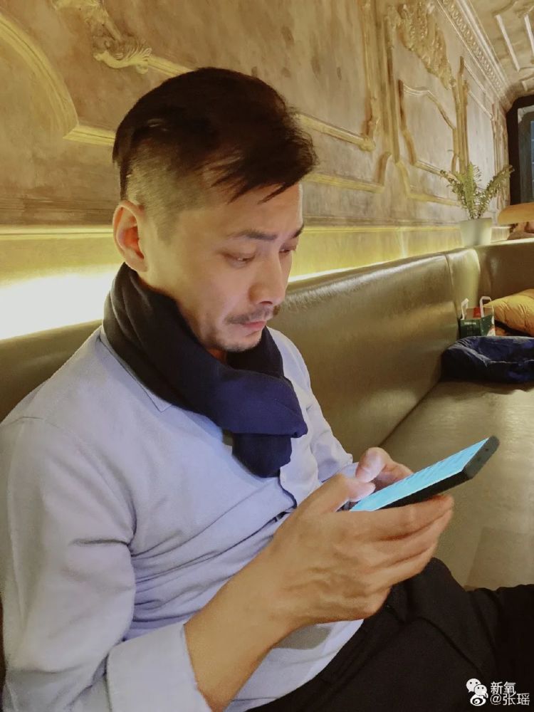 简单说一下张瑶的老公陈科,是保利演艺公司的ceo,据说还是学芭蕾舞