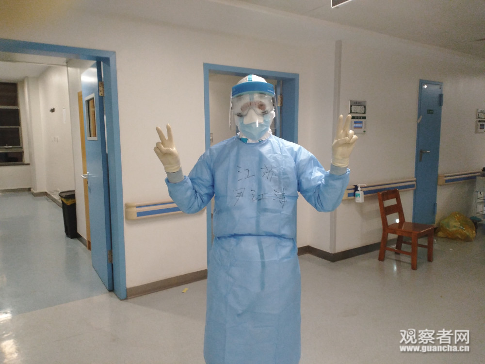 在防护服上写上自己的名字,图片由尹医生提供