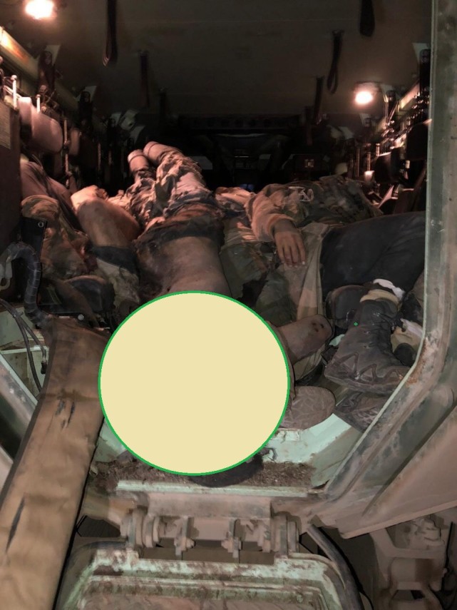 社交媒体曝光的图片,疑似空袭后死亡的多名土耳其军人.