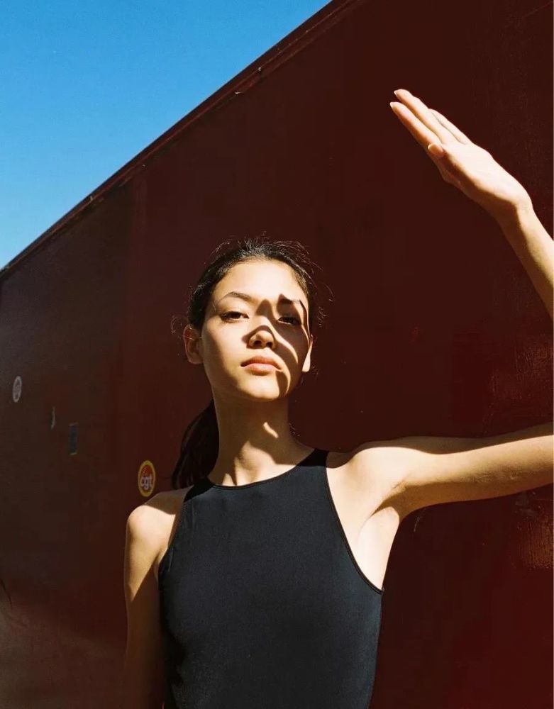 19岁日法混血嫩模横扫时装周成最强面孔世界是00后的了