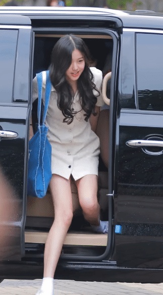 韩国最新腿精少女16岁不到就有1米69演绎婴儿肥的清纯性感