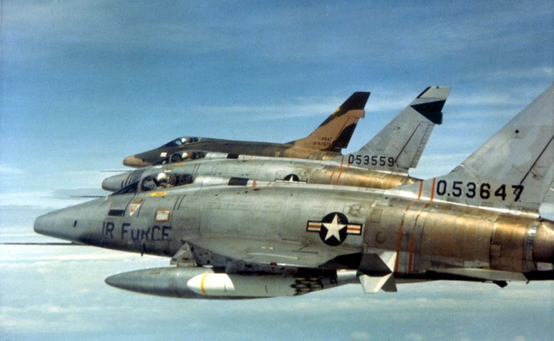 f107战斗机图片