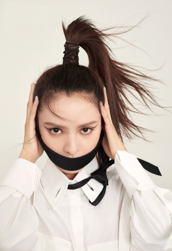 她是王思聪前女友,今穿白衬衫配长裤,绑冲天马尾利落霸气