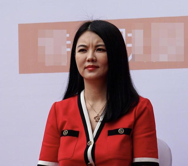 李湘无滤镜显老5岁穿红色连衣裙虽大方高贵但小腿也太粗了