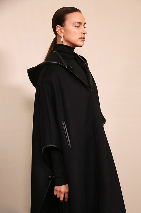 c罗前女友亮相巴黎时装周穿黑斗篷登台走秀简直太时髦了