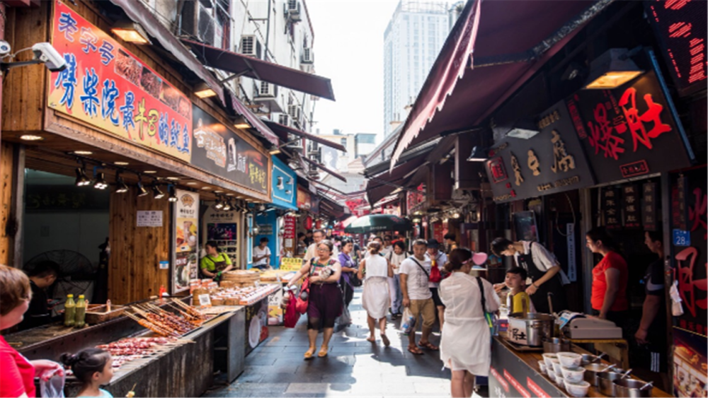 青岛最有名气的美食街，至今已有百年历史，街道名字很有趣