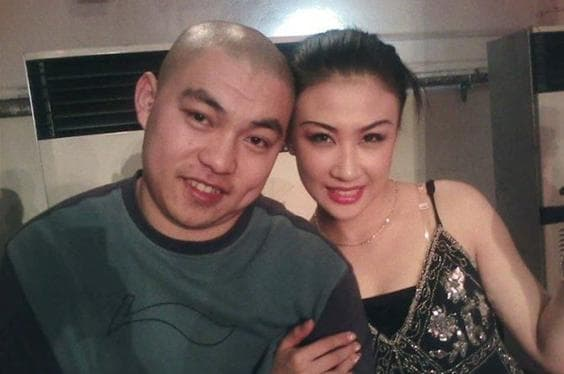 其实程野的妻子另有其人,是郝莎莎,也是一位二人转演员.