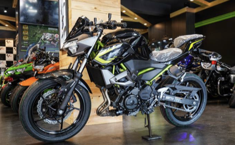 运动街车2020款川崎z400新配色_腾讯新闻