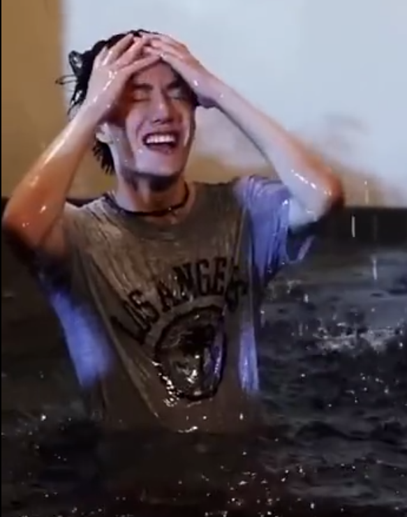 王一博挑战水下憋气,当他抬头撩起头发那一瞬间,这谁顶得住?