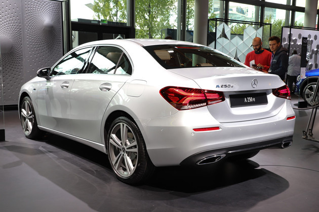 日内瓦车展:纯电续航75公里,奔驰a级插混车型a250 e下线