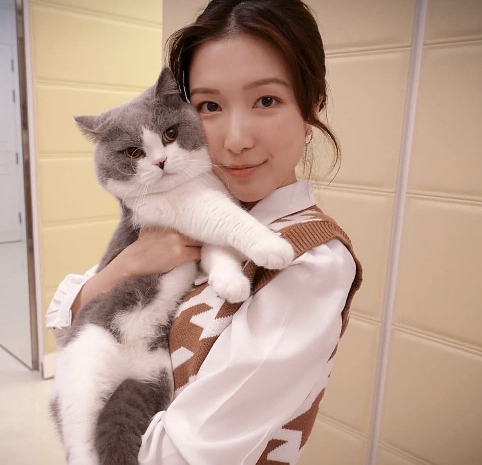 李嘉诚儿子李泽楷小女友晒近照,穿短裤秀细长