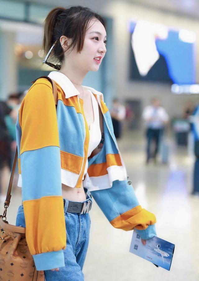 就比如近日的机场照,强东玥白色的短款吊带搭配高腰的牛仔裤尽显性感