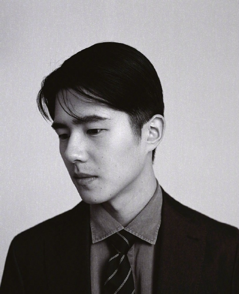 刘昊然写真曝光,穿牛仔衬衣配深蓝色西装,梳复古发型变贵族少年