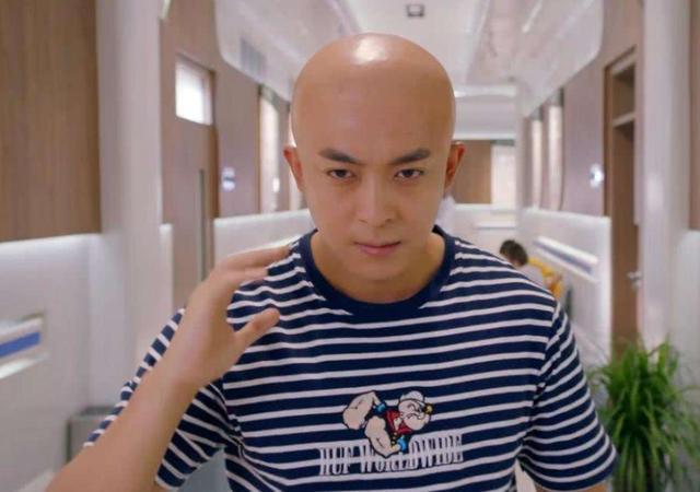 饰演张伟的李佳航确实是一个演技非常牛的演员,无论是《爱情公寓》张